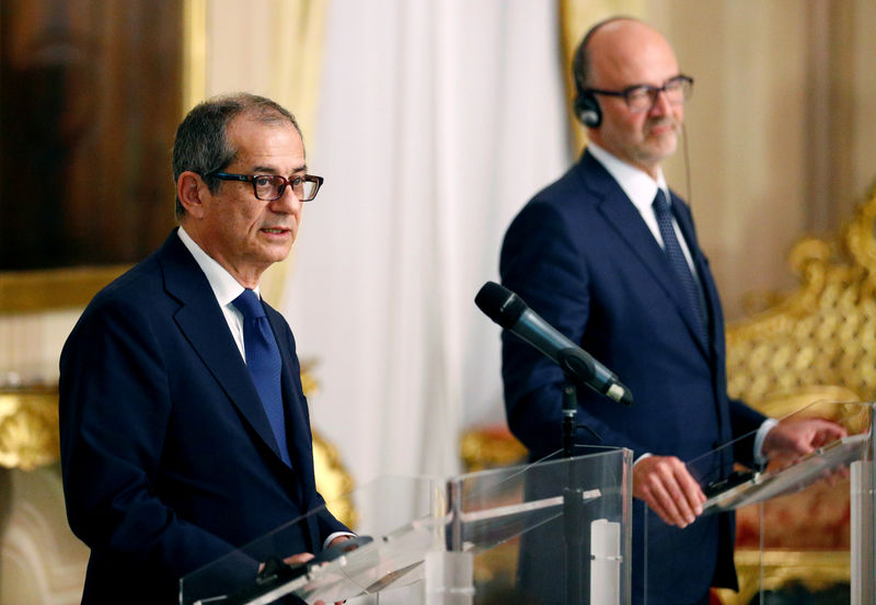 © Reuters. FILE PHOTO: Italy's Economy Minister Giovanni Tria meets European Economic Commissioner Pierre Moscovici at the Treasury ministry in Rome