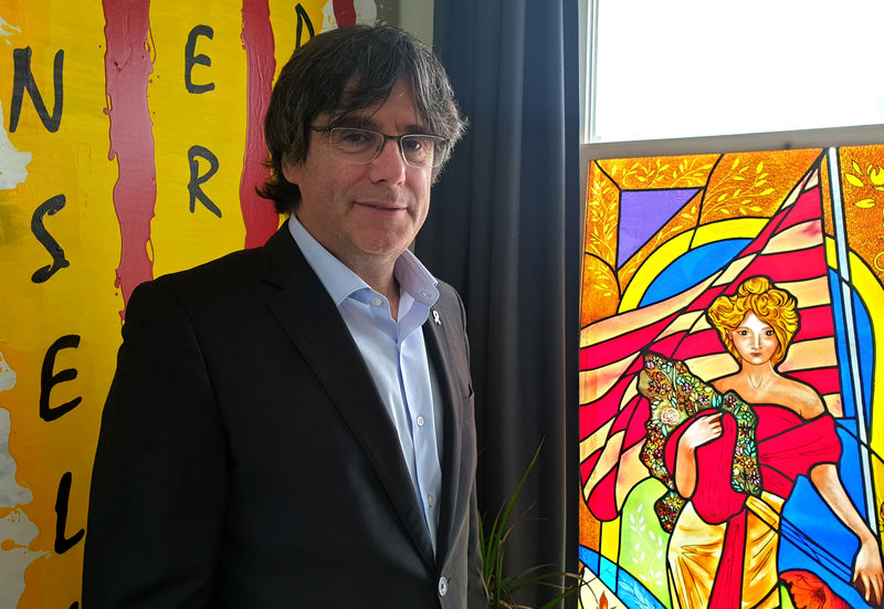 © Reuters. El expresidente catalán Carles Puigdemont posa durante una entrevista con Reuters en su casa en Waterloo