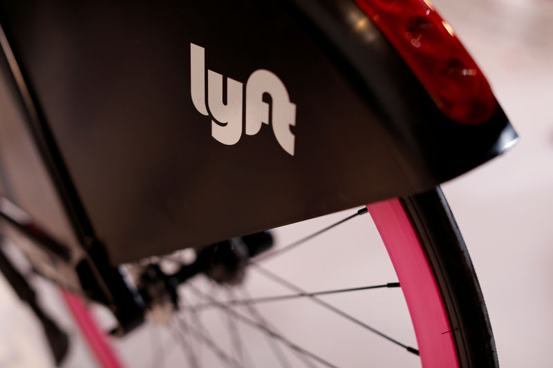 © Reuters. FILE PHOTO: A Lyft bicycle is shown at the Lyft listing on the Nasdaq during an IPO event in Los Angeles