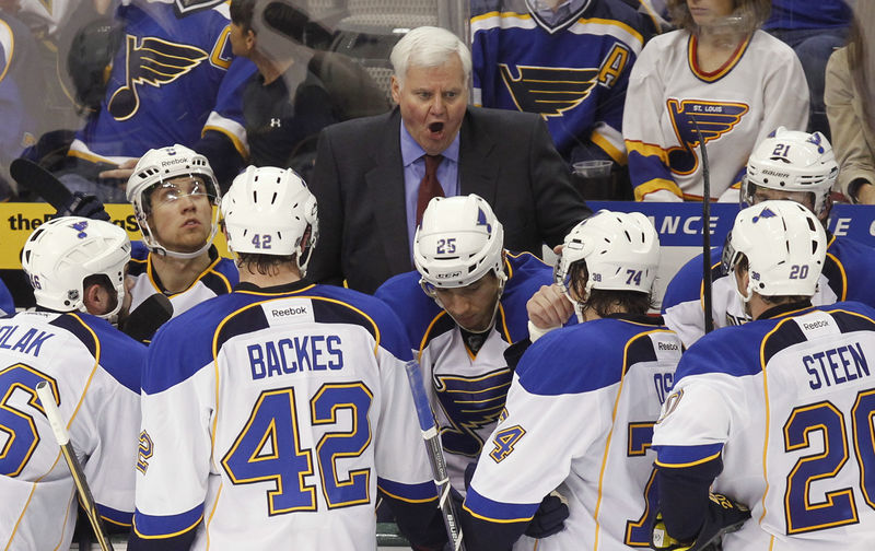 © Reuters. FILE PHOTO:  St. Louis Blues head coach Hitchcock talks to defenseman Polak, center Backes, right wing Oshie and left wing Steen during a timeout at the third period of their NHL hockey game against the Dallas Stars in Dallas