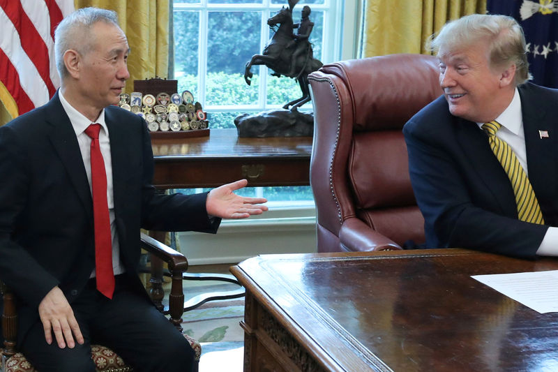 © Reuters. FILE PHOTO: U.S. President Donald Trump meets with China's Vice Premier Liu at the White House in Washington,