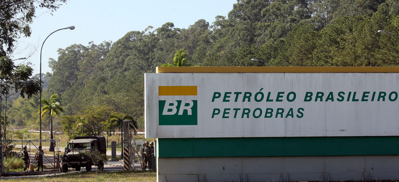 © Reuters. Refinaria da Petrobras em São José dos Campos