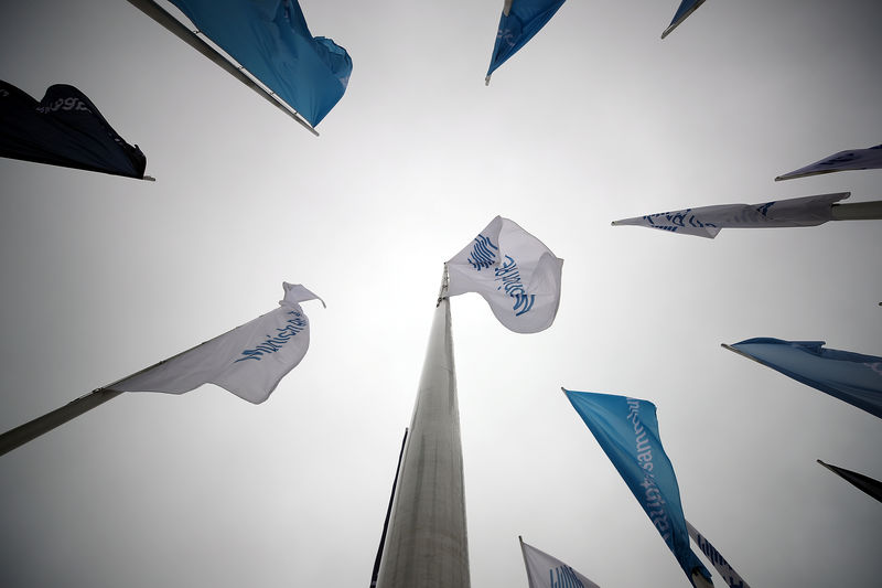 © Reuters. Flags with the logo of German Reinsurer Munich Re flutter ahead of the company's annual shareholders meeting in Munich