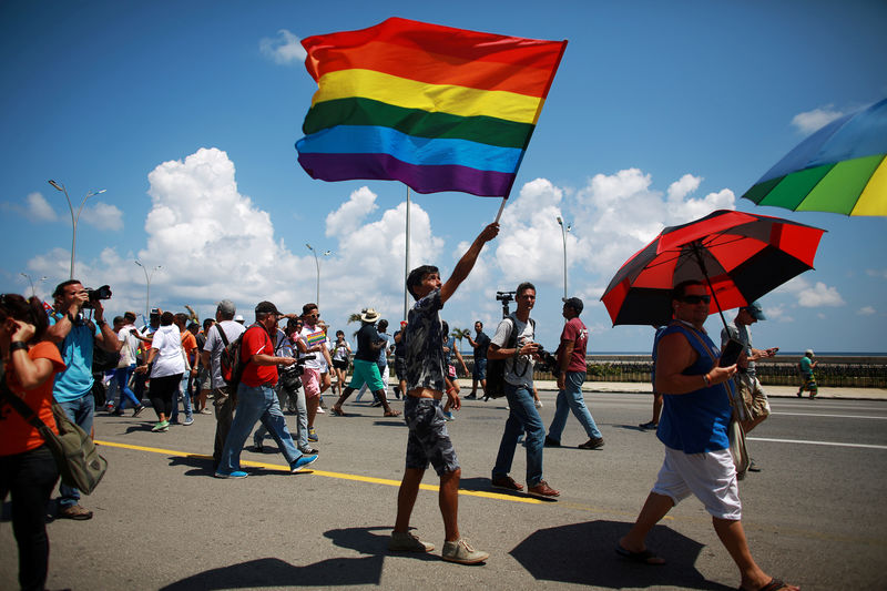 © Reuters. Imagen de archivo de activistas por los derechos de los homosexuales reuniéndose antes de la Marcha Anual contra la Homofobia y la Transfobia en La Habana