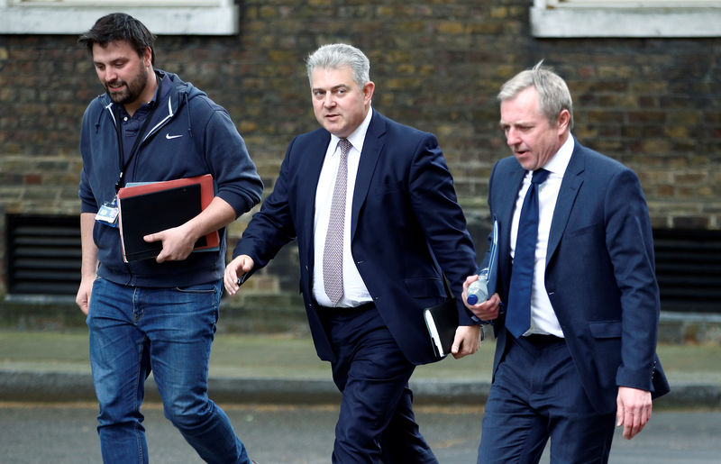 © Reuters. El presidente del Partido Conservador, Brandon Lewis, al salir de Downing Street en Londres, Reino Unido.