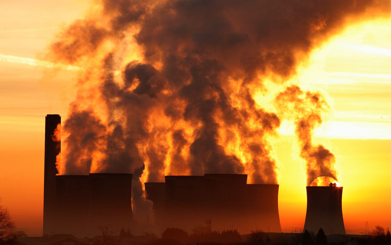 © Reuters. FILE PHOTO: The sun rises behind Fiddlers Ferry coal fired power station near Liverpool