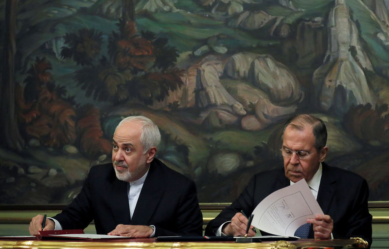 © Reuters. Russian Foreign Minister Sergei Lavrov meets his Iranian counterpart Mohammad Javad Zarif in Moscow