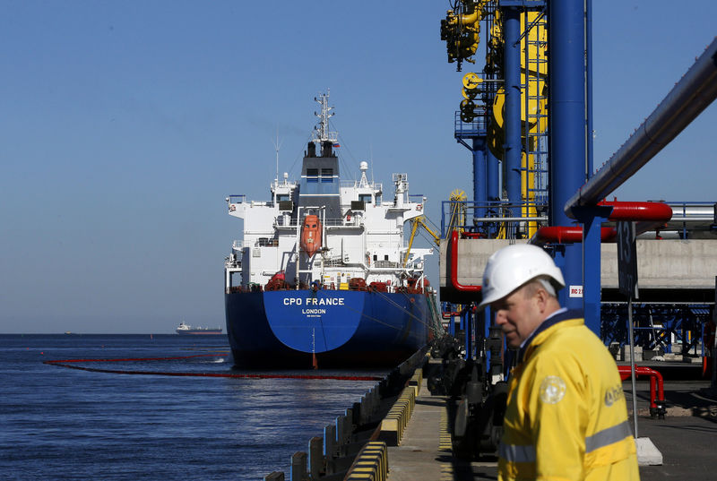 © Reuters. Oil is pumped into an oil tanker at the Ust-Luga oil products terminal in the settlement of Ust-luga