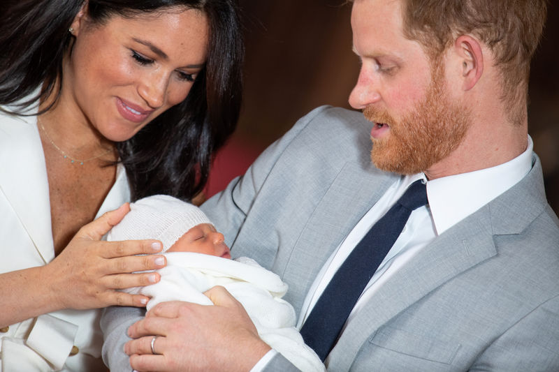 © Reuters. Príncipe Harry e a mulher, Meghan, apresentam o filho no Castelo de Windsor