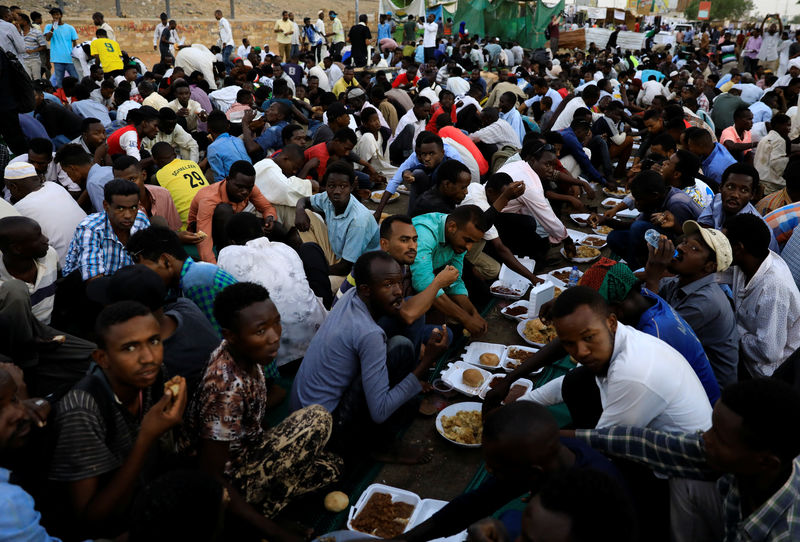 © Reuters. قياديو الاحتجاجات السودانية يدعون للعصيان المدني