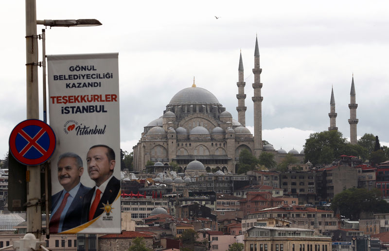 © Reuters. Cartaz eleitoral com foto de presidente turco, Tayyip Erdogan, e candidato do AKP à prefeitura de Istambul, Binali Yildirim