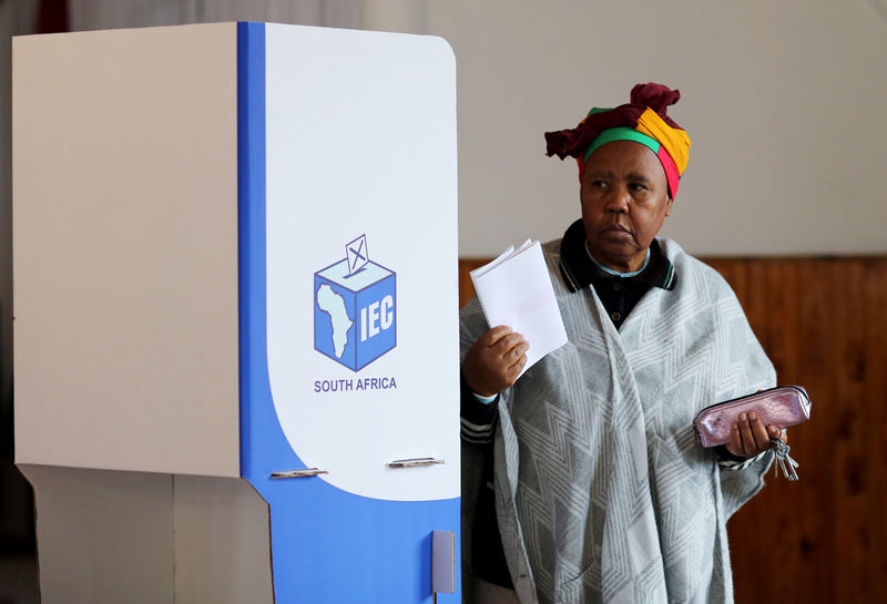 © Reuters. Mulher vota durante eleições sul-africanas na Cidade do Cabo