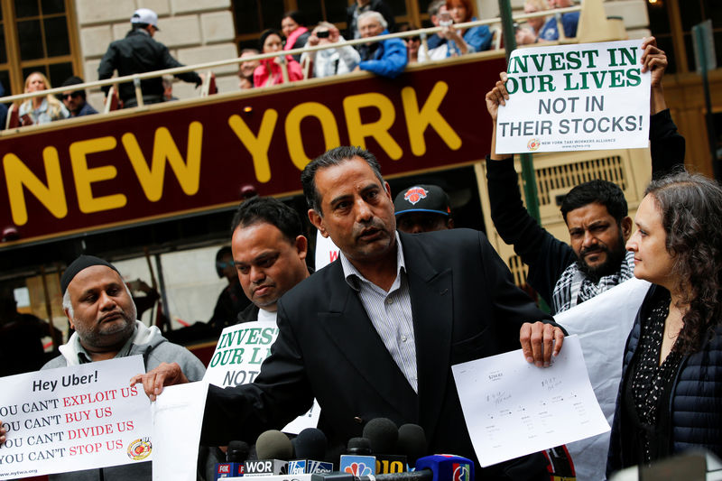 © Reuters. Drivers take part in a protest against Uber and other app-based ride-hailing companies in New York