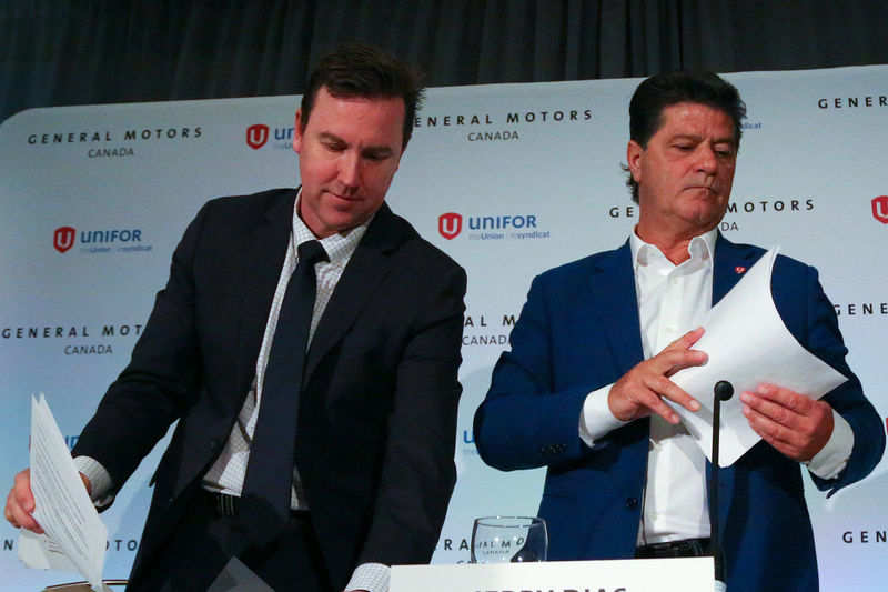 © Reuters. UNIFOR president Jerry Dias and GM Canada's president Travis Hester announce new plans for the Oshawa automobile manufacturing facility, in Toronto