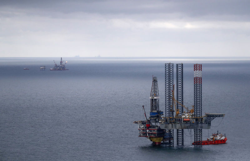 © Reuters. FILE PHOTO: Oil platforms operated by Lukoil are seen at the Korchagina oilfield in the Caspian Sea