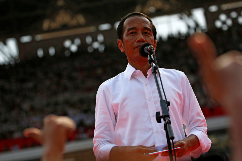 © Reuters. Indonesia's incumbent presidential candidate Joko Widodo reacts as he speaks during a campaign rally at Gelora Bung Karno stadium in Jakarta