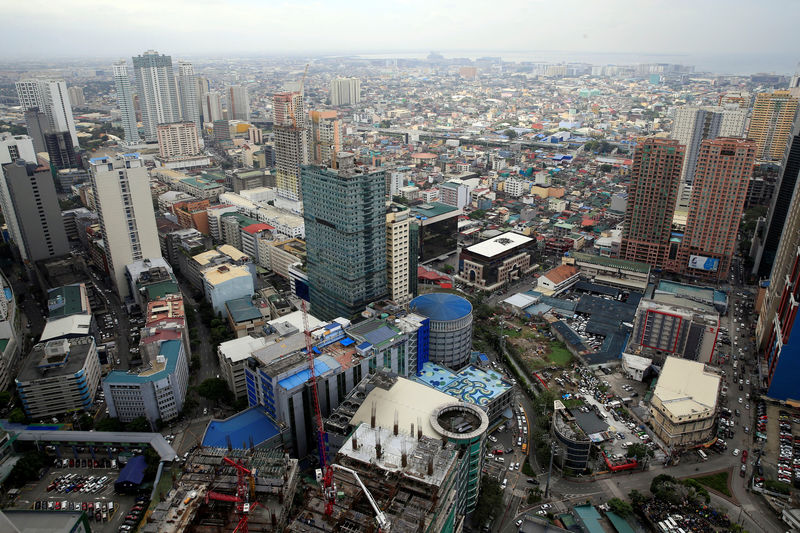 © Reuters. Construction of new buildings alongside older establishments is seen within the business district in Makati City, metro Manila