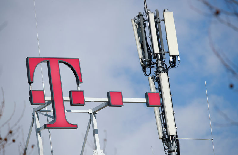 © Reuters. Logo of German telecommunications giant Deutsche Telekom AG and GSM antennas are seen atop of the headquarters of Deutsche Telekom in Bonn