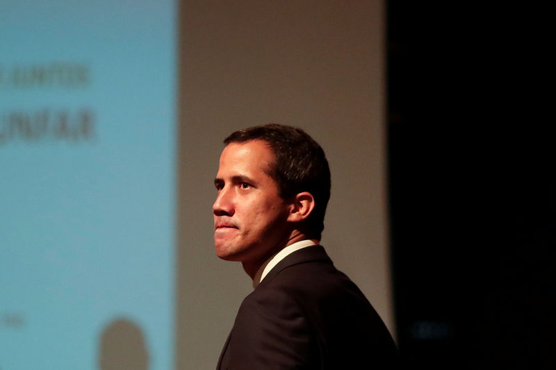 © Reuters. Venezuelan opposition leader Juan Guaido, who many nations have recognised as the country's rightful interim ruler, arrives on stage to deliver a speech during a meeting with workers of Venezuela's state oil company PDVSA in Caracas