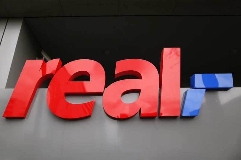 © Reuters. A sign of consumer market Real, which belongs to German retailer Metro, is seen at their headquarters in Duesseldorf