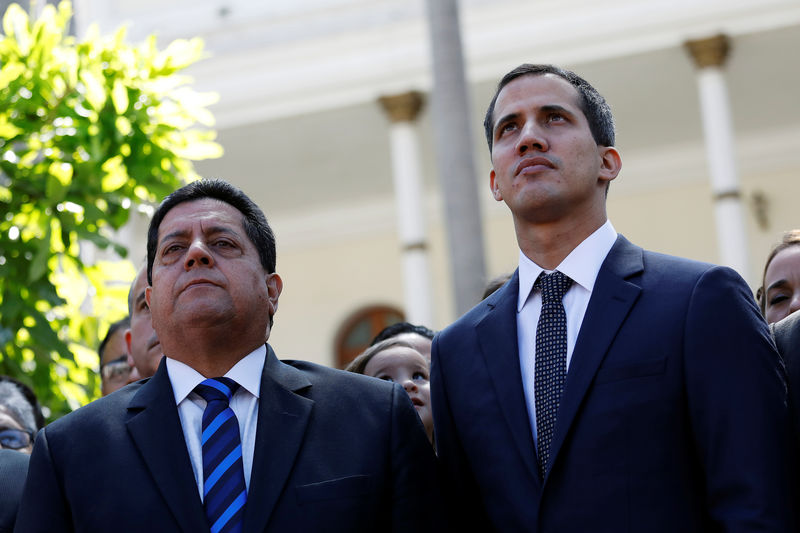 © Reuters. Imagen de archivo del presidente de la Asamblea Nacional de Venezuela, Juan Guaidó, y el legislador del partido opositor  Acción Democrática Edgar Zambrano saliendo del congreso en Caracas