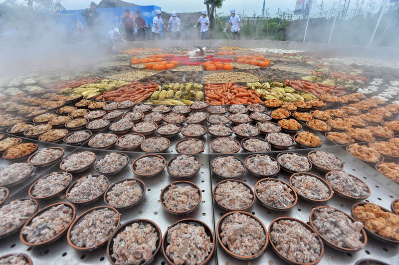 © Reuters. Steamed dishes are seen on a giant food steamer for an event at a tourist attraction in Xiantao, Hubei