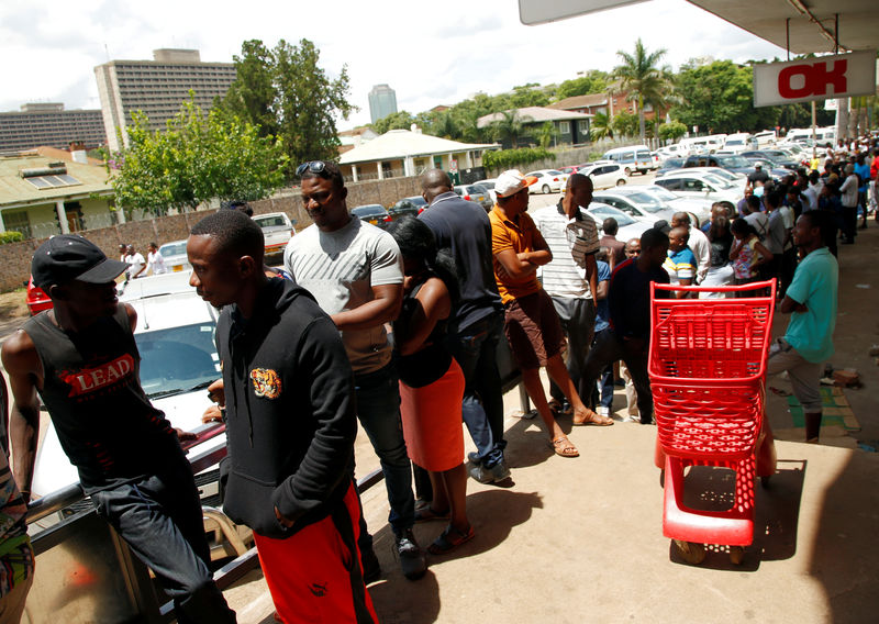 © Reuters. FILE PHOTO: People queue to shop at a supermarket in Harare