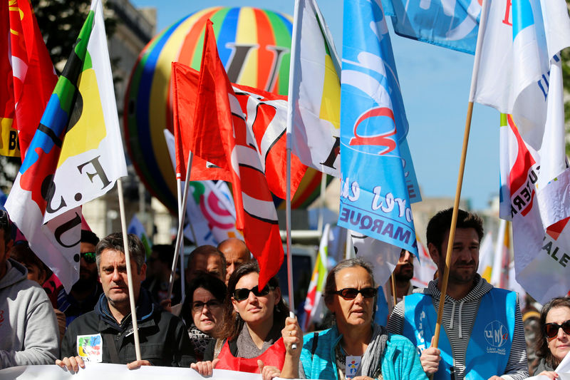 © Reuters. LES SYNDICATS DE FONCTIONNAIRES DANS LA RUE CONTRE LE GOUVERNEMENT