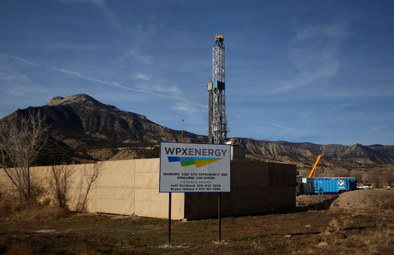 © Reuters. FILE PHOTO: A WPX Energy natural gas drilling rig in Parachute, Colorado