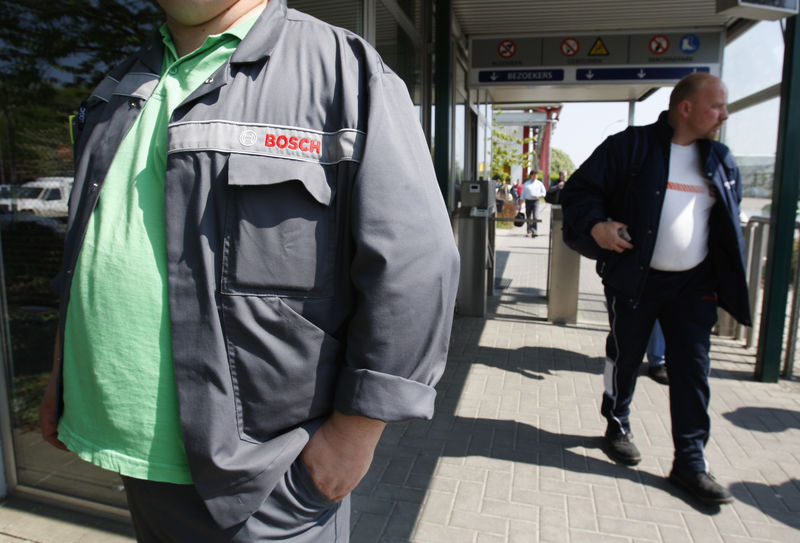 © Reuters. Workers leave German automotive parts manufacturer Robert Bosch Belgian plant in Tienen