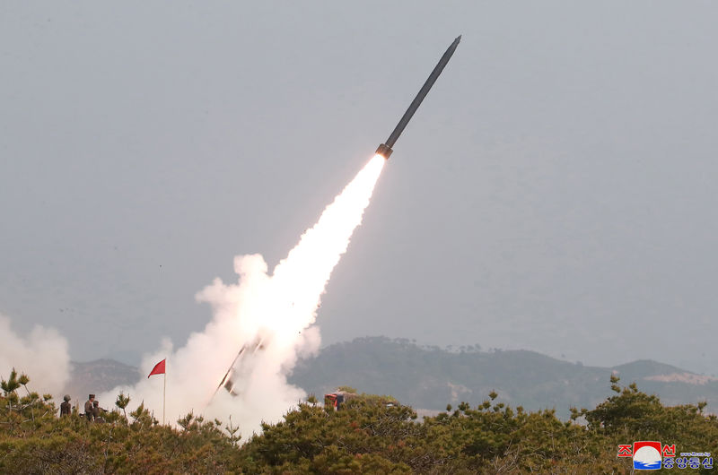 © Reuters. Coreia do Norte realiza teste de lançamento de foguetes