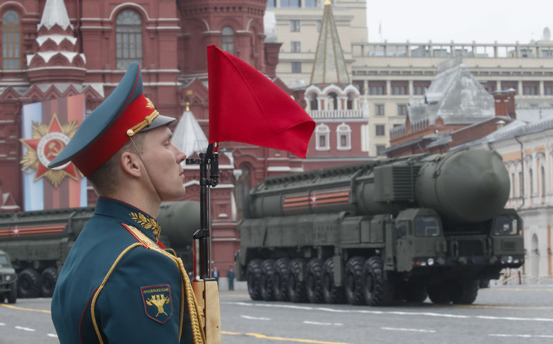 © Reuters. بوتين يتابع عرضا عسكريا بالميدان الأحمر