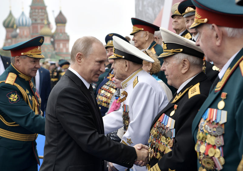 © Reuters. Presidente russo, Vladimir Putin, acompanha parada militar em Moscou