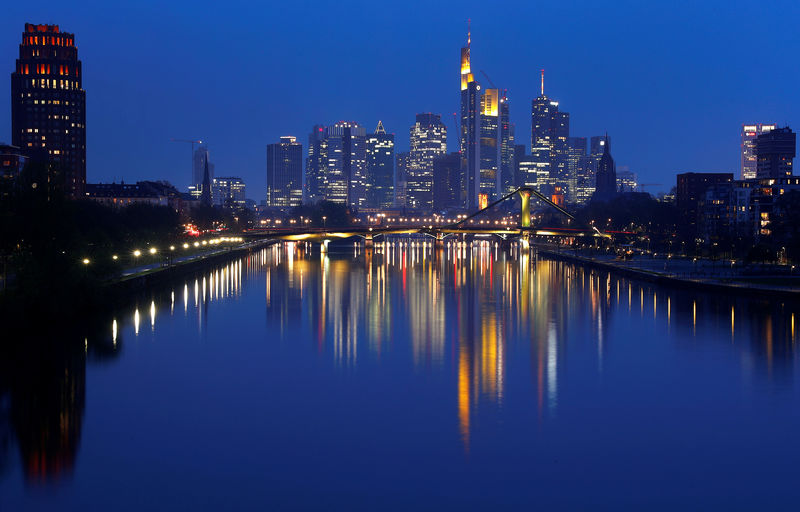 © Reuters. FILE PHOTO: The skyline of banking district is photographed in Frankfurt