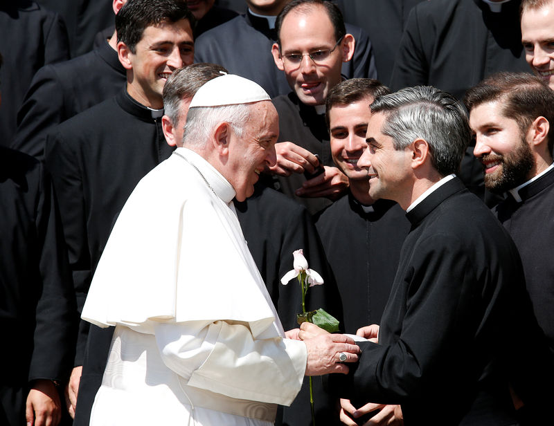 © Reuters. Papa Francisco recebe flor das mãos dos Legionários de Cristo após audiência no Vaticano