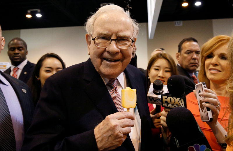 © Reuters. FILE PHOTO: Berkshire Hathaway chairman and CEO Warren Buffett enjoys an ice cream treat from Dairy Queen before the Berkshire's annual meeting in Omaha