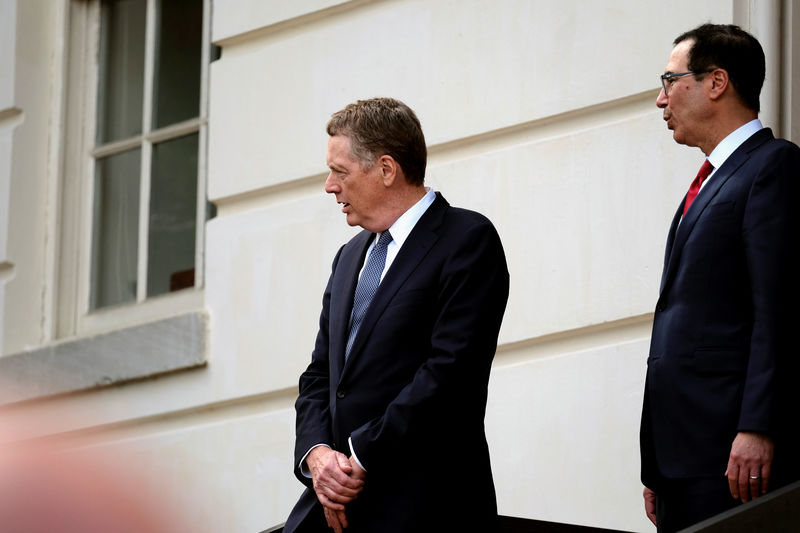 © Reuters. U.S. Treasury Secretary Steven Mnuchin and U.S. Trade Representative Robert Lighthizer wait to greet Chinese Vice Premier Liu He outside the office of the U.S. Trade Representative in Washington