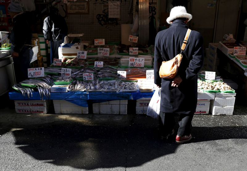 © Reuters. FILE PHOTO: A shopper looks at fish at Ameyoko shopping district in Tokyo