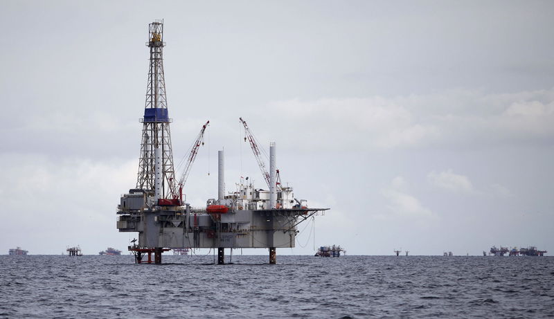 © Reuters. FILE PHOTO: A view of a drilling rig and distant production platform in the Soldado Field off Trinidad's southwest coast