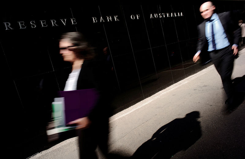 © Reuters. FILE PHOTO: Pedestrians walk past the Reserve Bank of Australia Building in Sydney's central business district