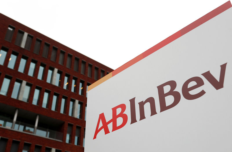 © Reuters. FILE PHOTO: The logo of AB InBev is pictured outside the brewer's headquarters in Leuven