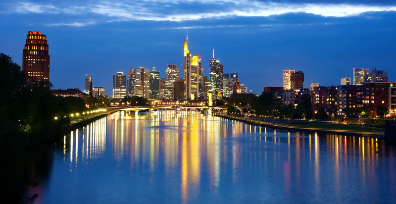 © Reuters. The skyline with the banking district is photographed in Frankfurt