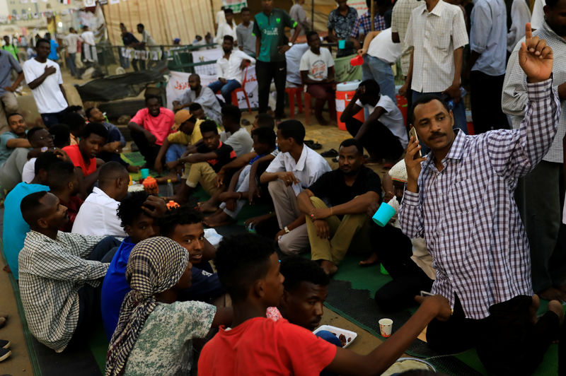 © Reuters. SPA member Rabie gestures as he arrives to break fast with his friends in Khartoum