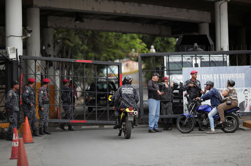© Reuters. La entrada de 'El Helicoide', un centro de detención del Servicio Nacional de Inteligencia Bolivariano (SEBIN), donde el vicepresidente de la Asamblea Nacional, Edgar Zambrano, está bajo arresto, en Caracas.