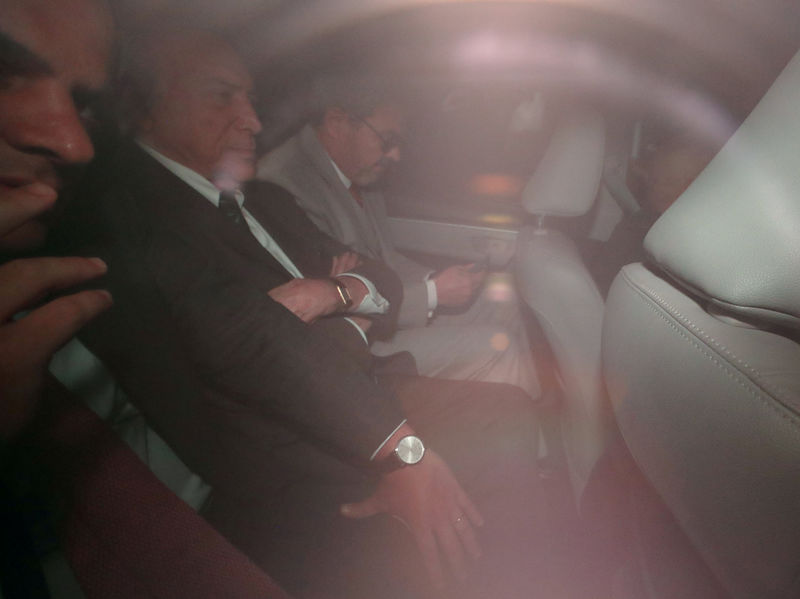 © Reuters. El expresidente de Brasil Michel Temer abandona su hogar en un auto después de que un tribunal ordenó que sea encarcelado nuevamente debido a una investigación sobre acusaciones de corrupción, en Sao Paulo