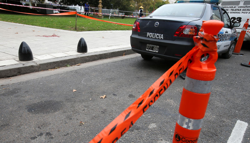 © Reuters. ATENCIÓN EDITORES - COBERTURA VISUAL DE ESCENAS DE LESIONES O MUERTE - Se ve sangre en la acera junto a una marca de tiza en la escena del crimen cerca del Congreso Nacional en Buenos Aires