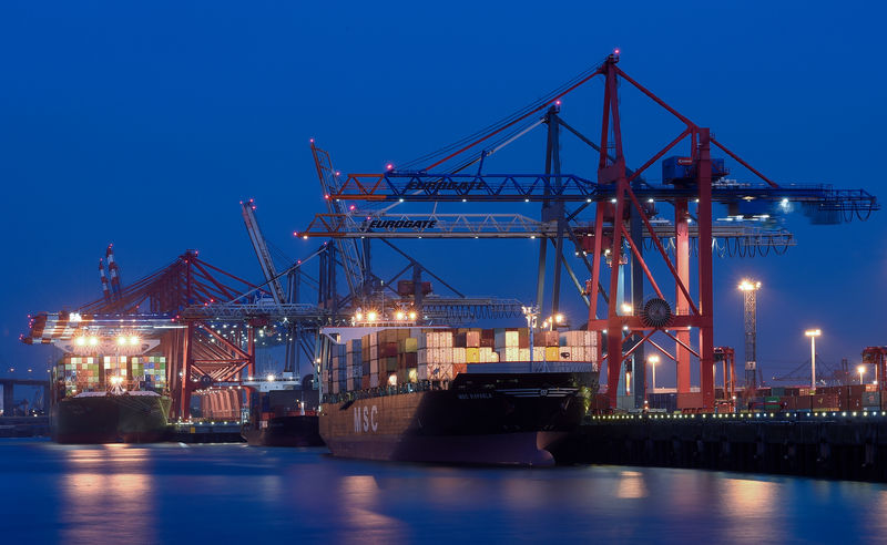 © Reuters. Containers are loaded onto a container ship at a shipping terminal in the harbour in Hamburg