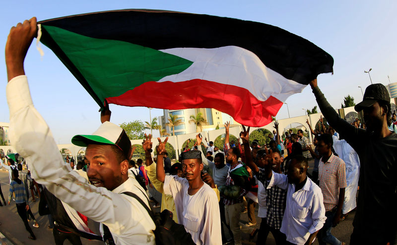 © Reuters. بعد الإطاحة بالبشير.. نشطاء السودان يكافحون لتخفيف قبضة الجيش