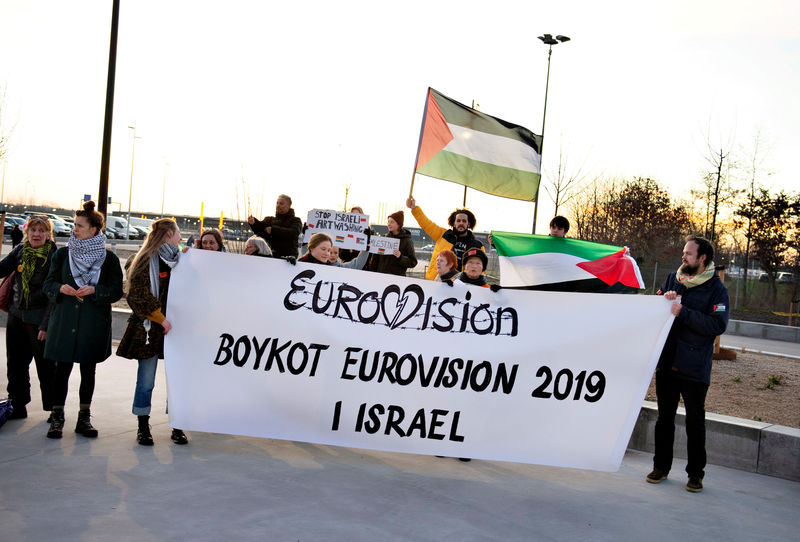 © Reuters. FOTO DE ARCHIVO: Manifestantes boicotean el Festival de la Canción de Eurovisión y piden a Dinamarca que se retire del concurso organizado en Israel este año, en Herning