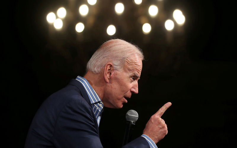 © Reuters. FILE PHOTO: U.S. Democratic presidential candidate Biden holds a campaign stop in Des Moines, Iowa